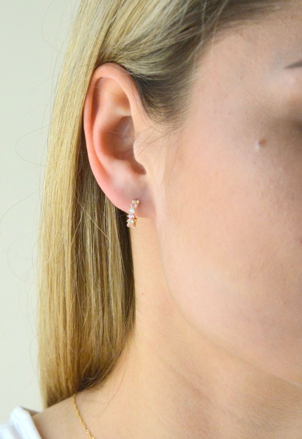 Złote kolczyki kółeczka z cyrkoniami KL 2947A. Złote kolczyki. Złote kolczyki delikatne. Złote kolczyki minimalistyczne. Złote kolczyki z cyrkoniami białymi i różowymi. Złote kolczyki damskie.Kolczyki dziec.jpg